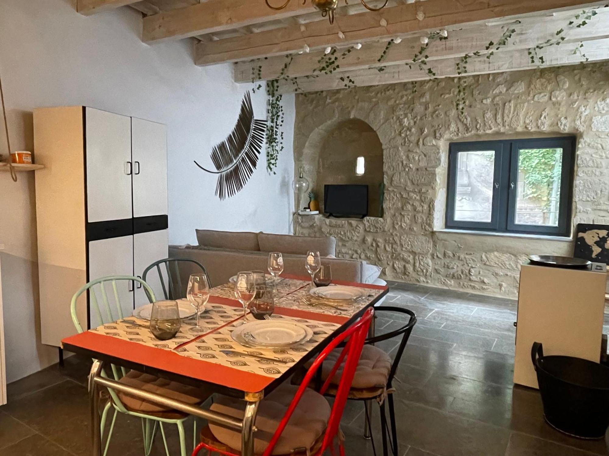 Charmante Maison De Village Collias Buitenkant foto